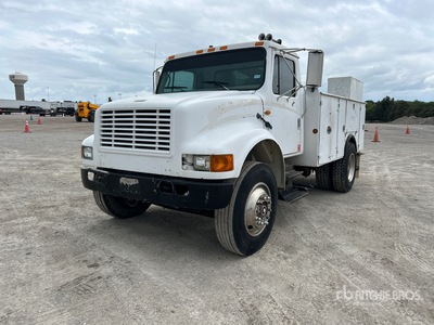 1999 International 4900 4x2 Service Truck