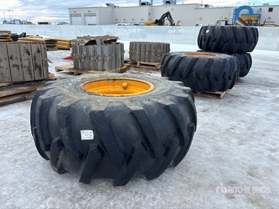 Quantity of (4) Advance 30.5L-32 إطارات المعدات