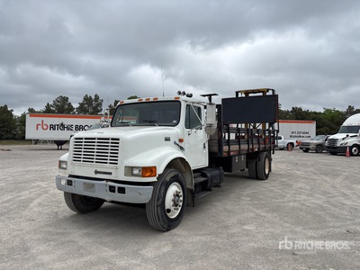 1999 International 4900 4x2 Attenuator Truck