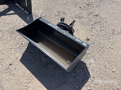 2025 D3T 32 in Hydraulic Tilting Excavator Bucket (Unused)