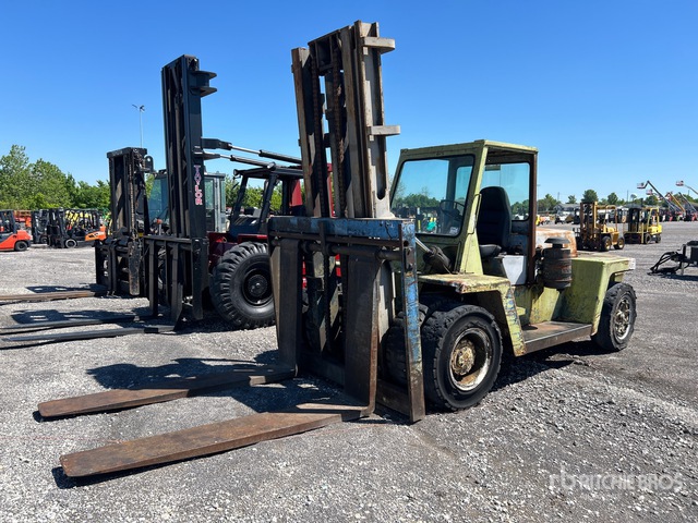 Clark C500 29800 lb Pneumatic Tire Forklift