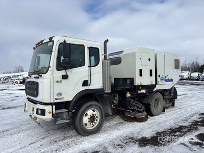 2015 Schwarze M6 Avalanche on 2015 Autocar Sweeper Truck