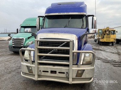 2013 Volvo VNL 3- Achs Sattelzugmaschine mit Schlafkabine