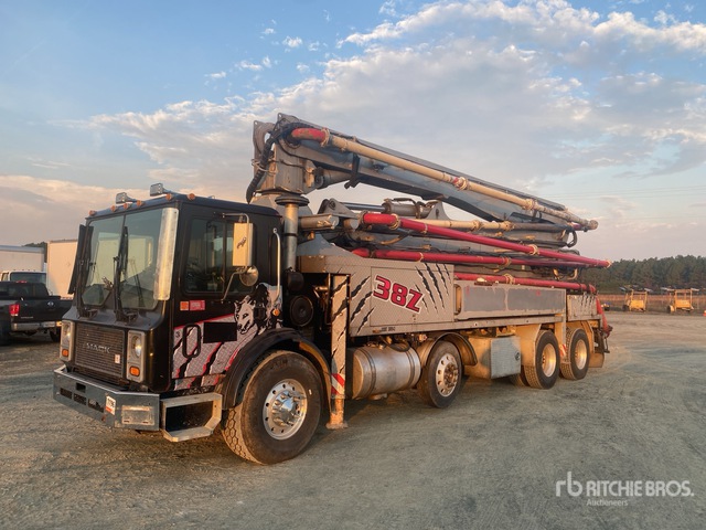2005 Putzmeister M38Z 38 m on 2006 Mack MR688S 8x4 Concrete Pump Truck