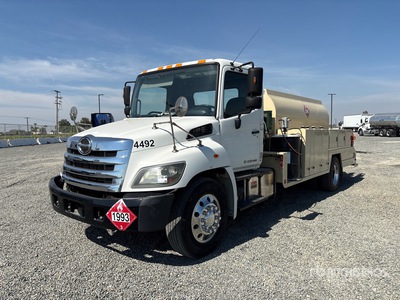 2017 Hino 6x4 Camion de combustible y lubricacion