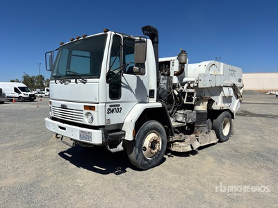 Tymco 600 on 2000 Freightliner FC70 Camion balai