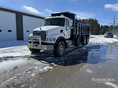 2005 Mack CV713 شاحنة قلابة /ثلاثة محاور
