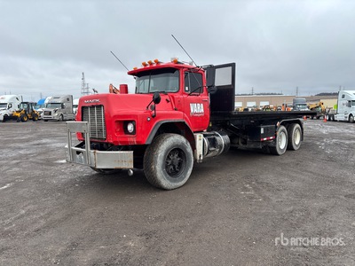 1999 Mack RB688S 6x4 Camion porteur à faux-cadre basculant