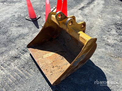 36 in Cleanup Rear Backhoe Bucket - Fits John Deere 310SK