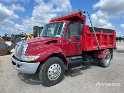 2006 International 4300 4x2 Camion à benne basculante S/E