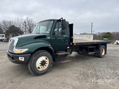 2013 International 4300 4x2 Camion à Plateau