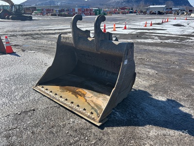 72 in Q/C Cleanup Excavator Bucket - Fits John Deere 290G