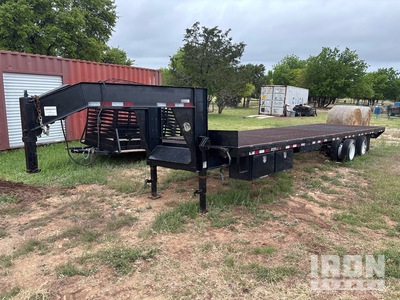 2015 32 ft T/A Gooseneck Flatbed Trailer