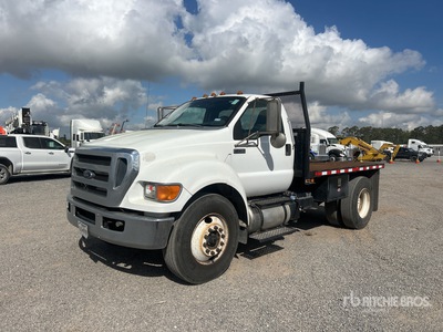 2013 Ford F-750 4x2 Camion à Plateau