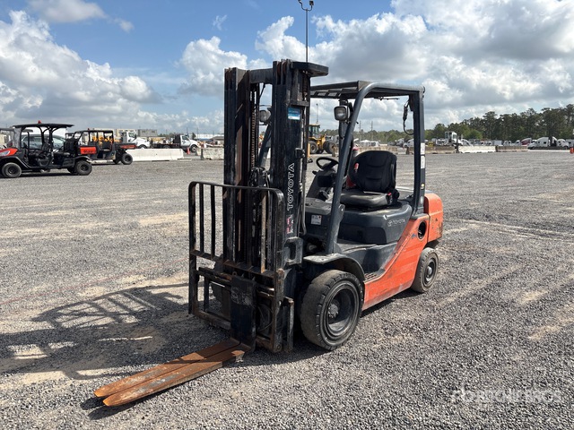 2018 Toyota 8FDU25 4500 lb Pneumatic Tire Forklift