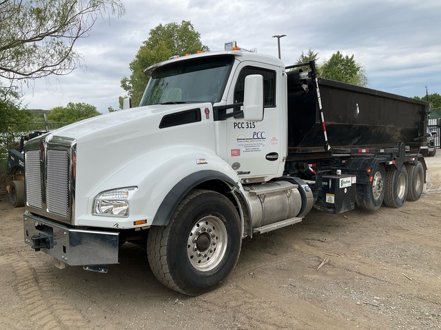 2020 Kenworth T880 8x4 Roll-Off Truck