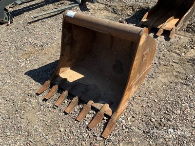 36 in Backhoe Rear Bucket - Fits John Deere 410