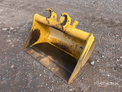 33 in Q/C Cleanup Excavator Bucket - Fits John Deere 35G