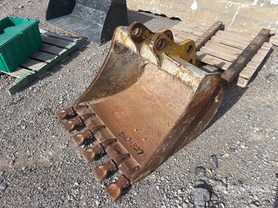 John Deere 36 in Digging Excavator Bucket