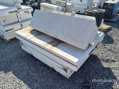 Quantity of (4) Boite à outil