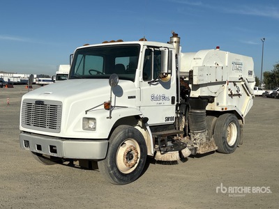 Tymco 600 AIR SWEEPER on 2003 Freightliner FL70 Camion balai