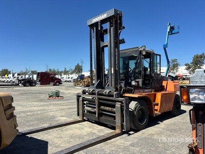 2016 Doosan D140S-7 28400 lb Cushion Tire رافعة شوكية