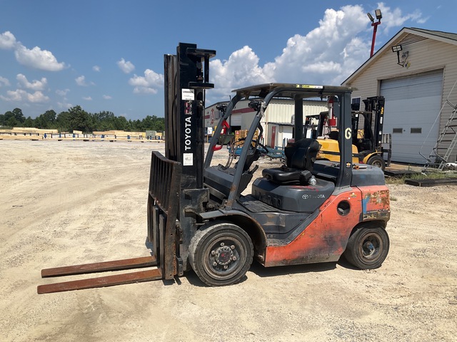 2019 Toyota 8FD35U 7300 lb Pneumatic Tire Forklift