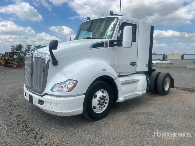 2015 Kenworth T680 4x2 S/A Day Cab Truck Tractor
