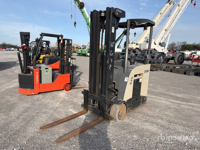 Crown Rc5535 Crown RC5535-35 3200 lb Electric Forklift | Ritchie Bros. Auctioneers