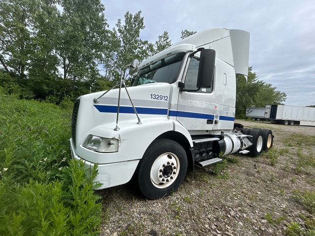 2014 Volvo VNM 6x4 T/A Sleeper Truck Tractor 2014 Volvo VNM 6x4 T/A Sleeper Truck Tractor