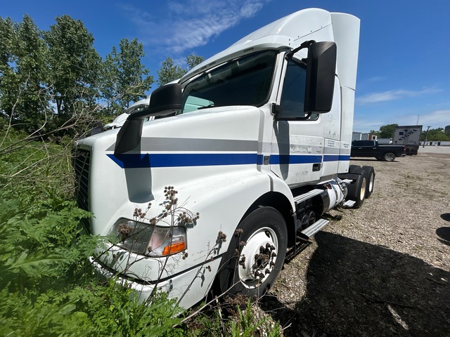 2015 Volvo VNR64T 6x4 T/A Sleeper Truck Tractor 2015 Volvo VNR64T 6x4 T/A Sleeper Truck Tractor