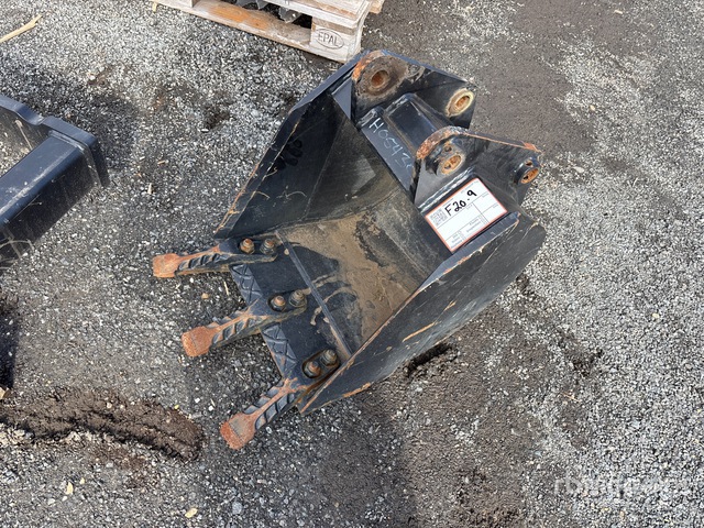 Right Rear For Jcb JCB 18 in Rear Backhoe Bucket - Fits 3CX-12 | Ritchie Bros. Auctioneers