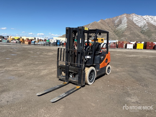 Doosan G30E5 5000 lb Pneumatic Tire Forklift