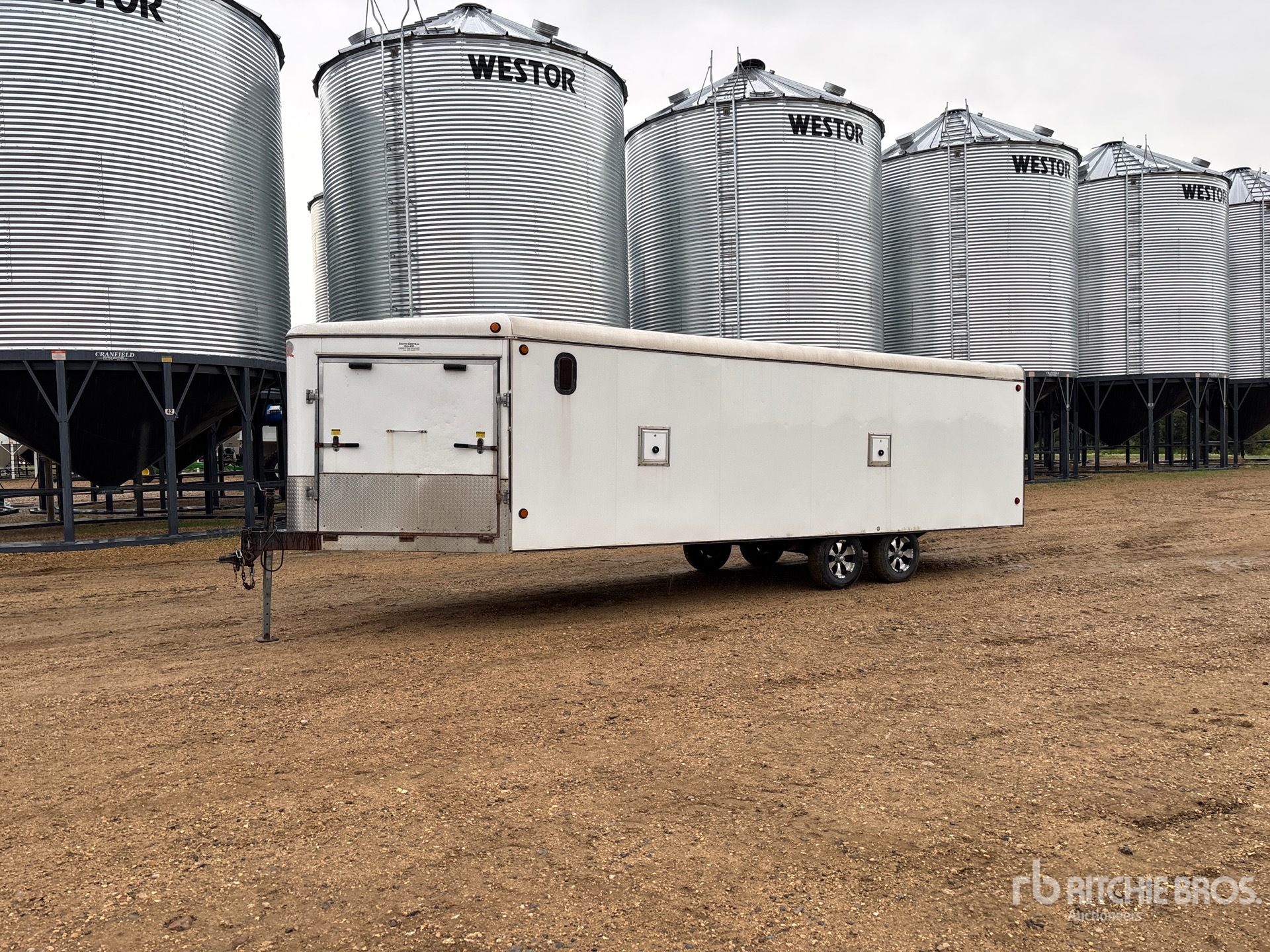 2006 CJay 28 ft T/A V-Nose Enclosed Trailer