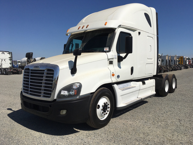 2013 Freightliner Cascadia 125 T/A Sleeper Truck Tractor 2013 Freightliner Cascadia 125 T/A Sleeper Truck Tractor