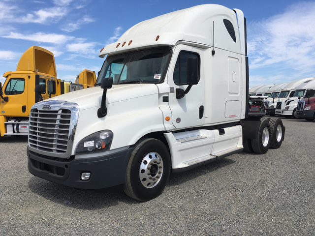 2013 Freightliner Cascadia 125 T/A Sleeper Truck Tractor 2013 Freightliner Cascadia 125 T/A Sleeper Truck Tractor