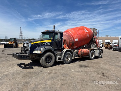 2009 Mack GU813 8x4 Twin-Steer Betoniera
