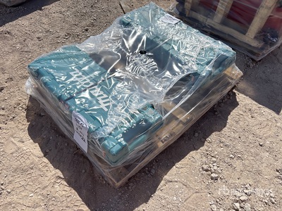 Quantity of (2) Makita HM1307CB 35 lb Demolition Breakers