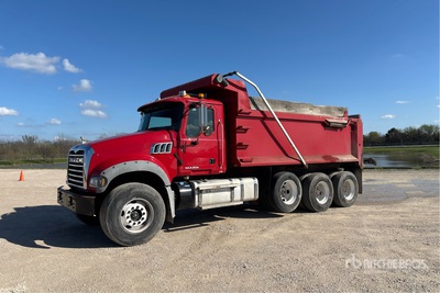 2016 Mack GU713 8x6 Tri/A-kiepwagen