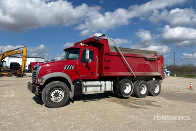 2016 Mack GU713 8x6 Tri/A-kiepwagen