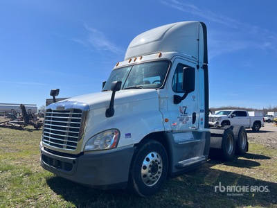 2018 Freightliner Cascadia 125 6x4 تراكتور شاحنة نهارية (ثنائية المحور) (Inoperable)