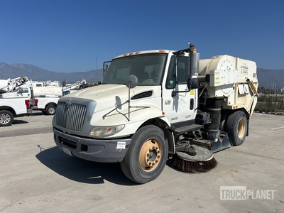 2007 Tymco 600 on 2007 International 4200 Sweeper Truck