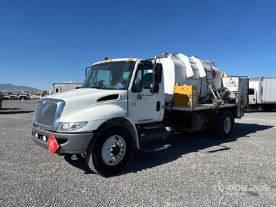 2003 International 4300 1200 gal 4x2 Camion-citerne à carburant et à lubrifiant