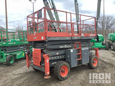 2015 Skyjack SJ8841RT Dual Fuel 4x4 Piattaforma aerea verticale