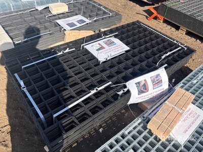 Quantity of (40) 36 in x 72 in Black Metal Rail Panel Materiale edile (Unused)