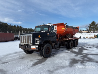 1993 International F-2654 6x4 Ciężarówka z rozrzutnikiem