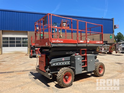 2016 Skyjack SJ8841RT Dual Fuel 4x4 Elevador de tijera