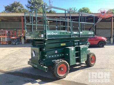 2016 Skyjack SJ8841RT Dual Fuel 4x4 Elevador de tijera