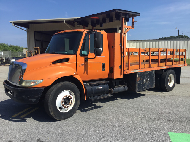 2004 International 4300 S/A Flatbed Truck
