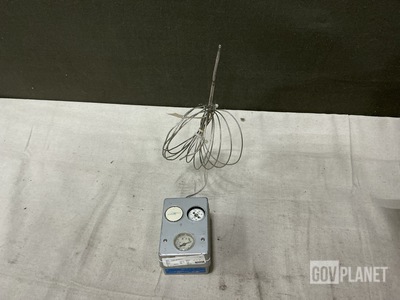 (11) Johnson Controls 3-121-532 Thermostats